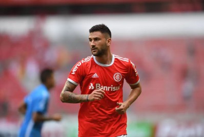 Botafogo e Fluminense monitoram meia do Internacional, diz jornalista