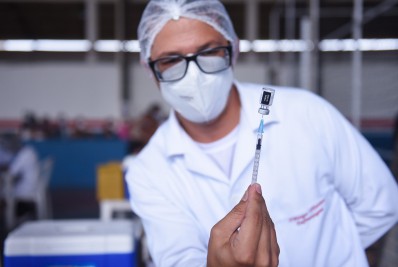 Liberação de máscara com restrições é mantida e vacinação de crianças será retomada nesta terça-feira