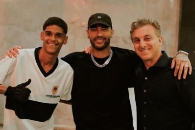 Receba! Luva de Pedreiro se emociona ao receber presentes de Neymar