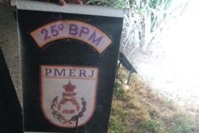 Motopatrulha da PM apreende drogas no bairro Buraco do Boi, em Cabo Frio