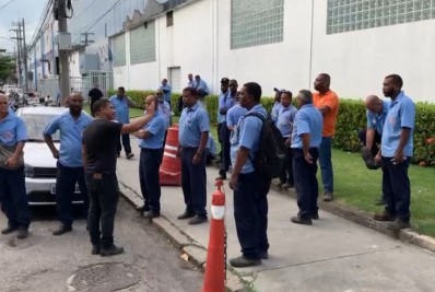 Garis realizam greve e caminhões ficam parados na sede da Guarda Municipal