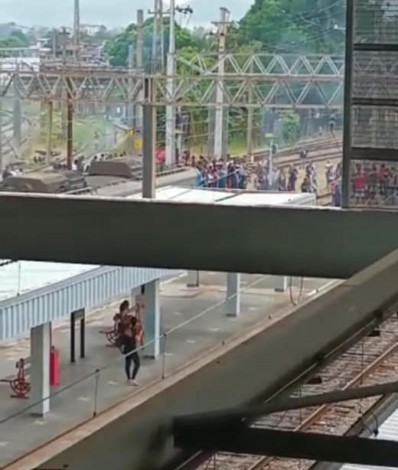 Passageiros da supervia protestas contra atrasos frequentes nos trens - Reprodução/Redes Sociais