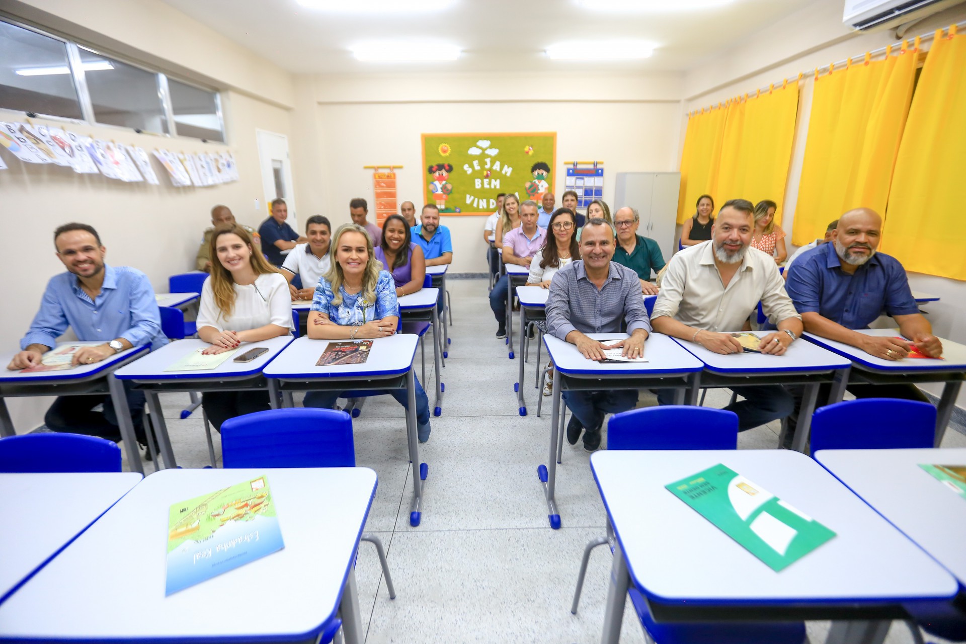 Denis Macedo, Clarissa Garotinho, Daniela do Waguinho, prefeito Waguinho, Marcio Canella e Marcelo Canella em uma sala da Jos&eacute; Mariano - Rafael Barreto / PMBR
