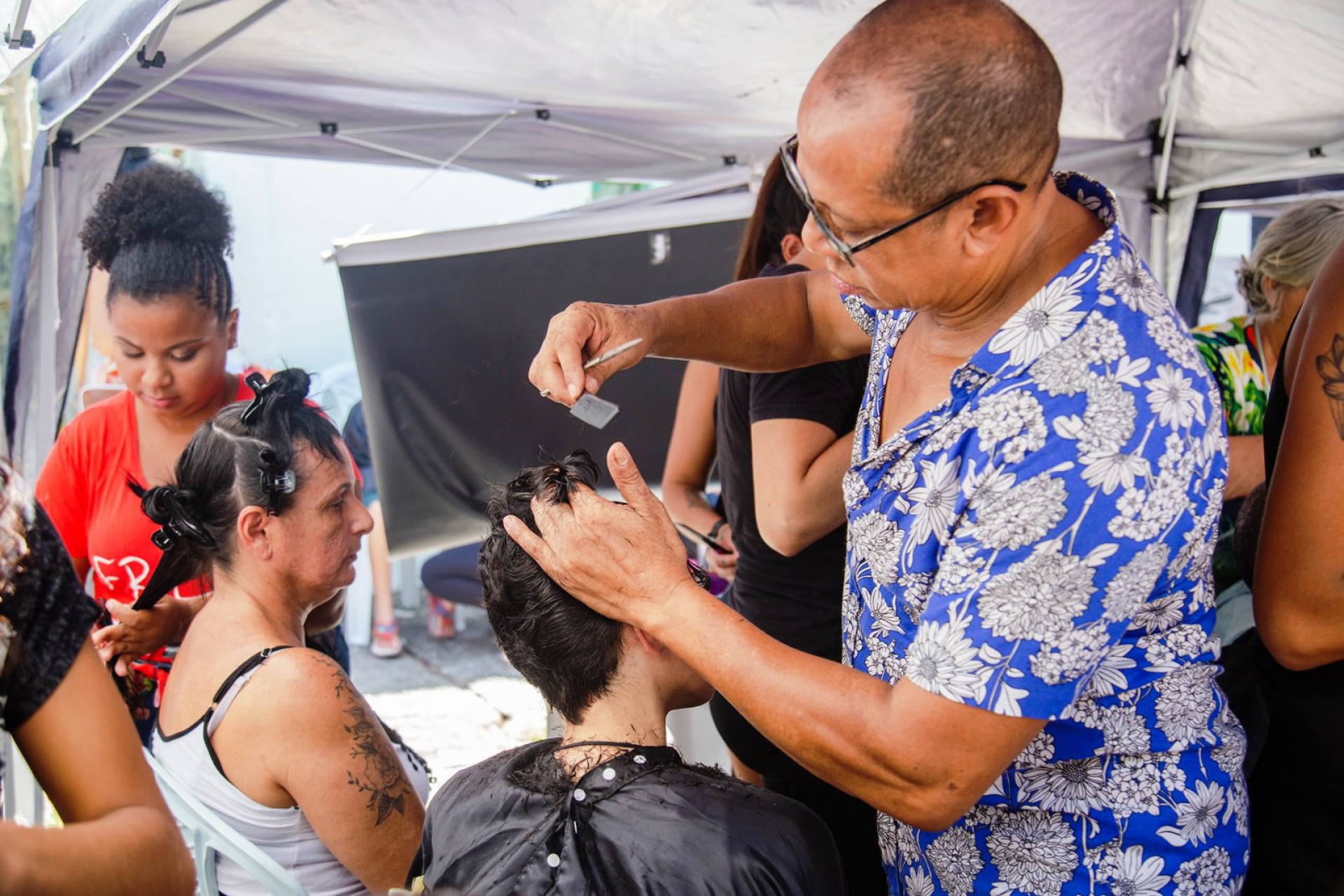 A&ccedil;&atilde;o da Assist&ecirc;ncia Social de Mesquita teve corte de cabelo gratuito  - Divulga&ccedil;&atilde;o