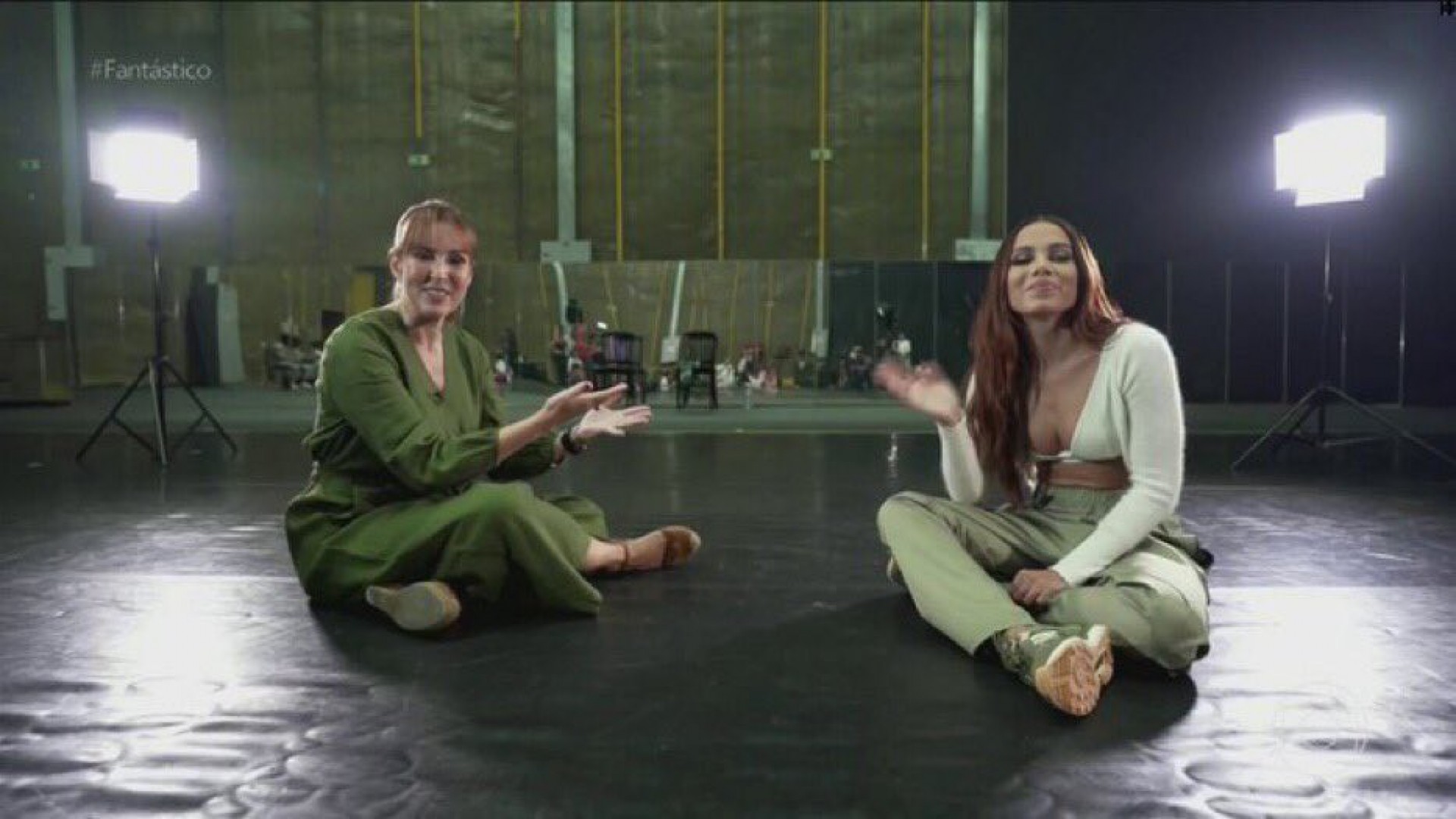 Renata Capucci e Anitta nos bastidores do 'Fantástico' - Reprodução