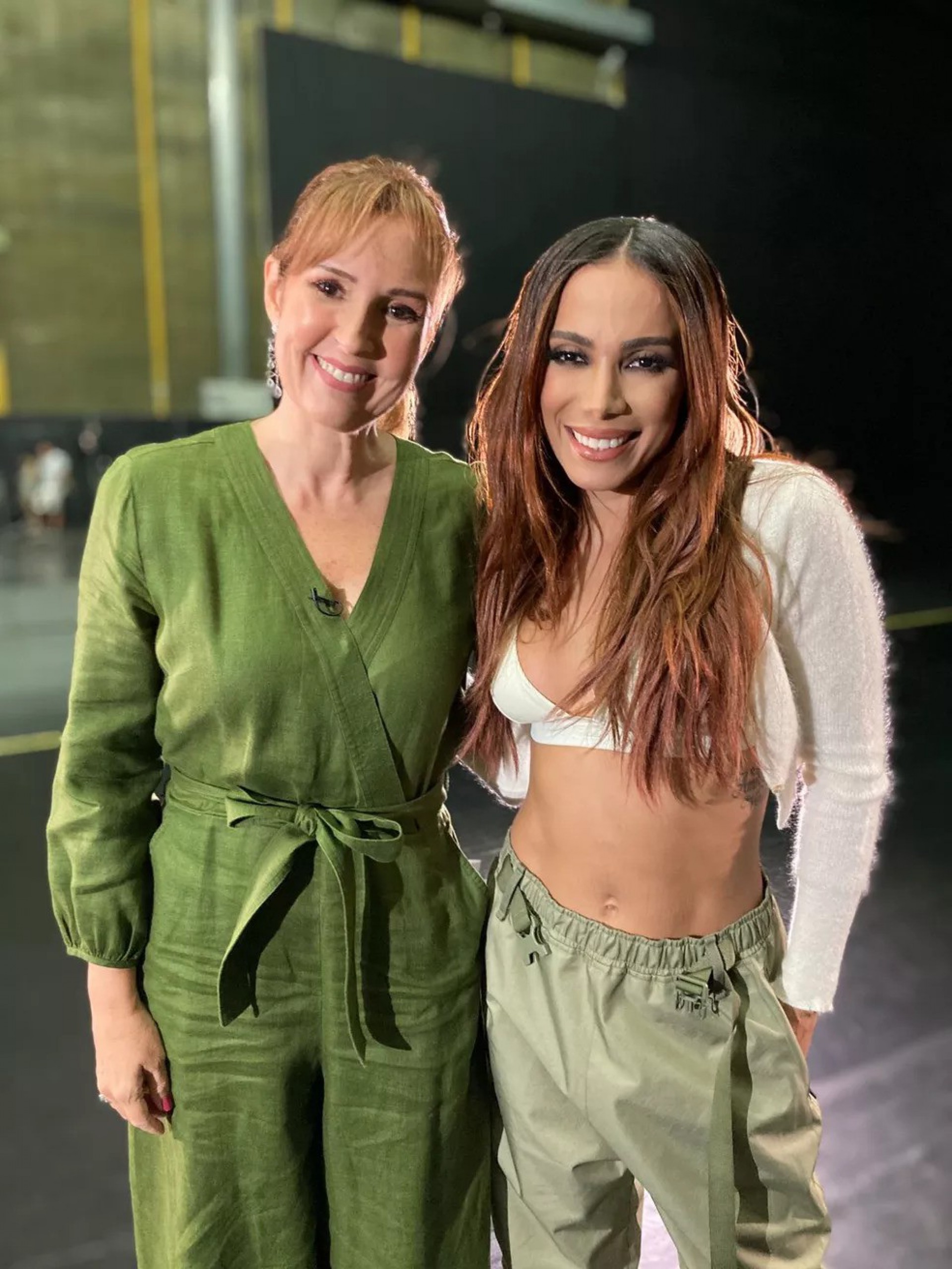 Renata Capucci e Anitta nos bastidores do 'Fantástico' - Reprodução
