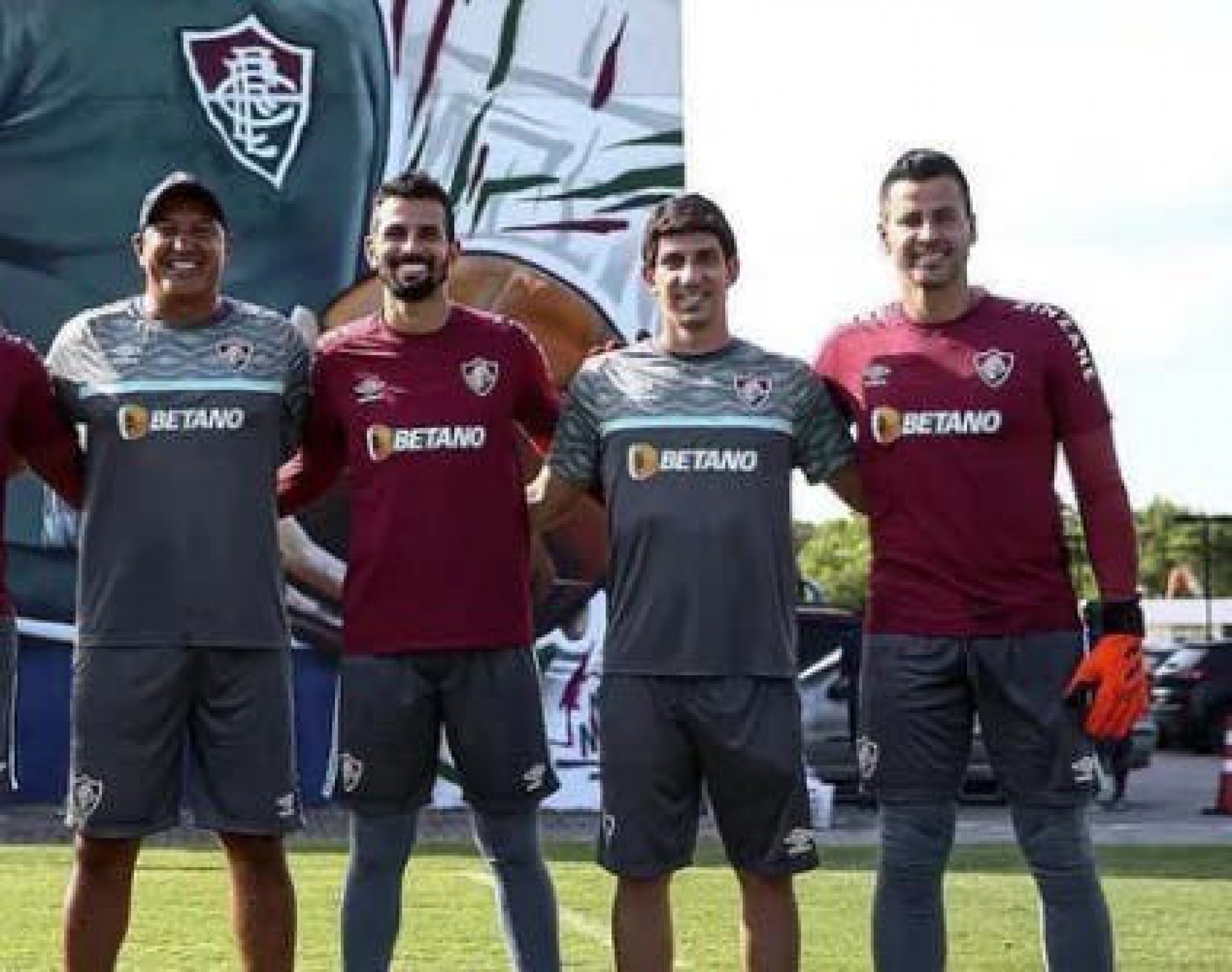 Marcos Felipe e Fábio com o preparador de goleiros André Carvalho (de boné) - Divulgação/Fluminense F.C.