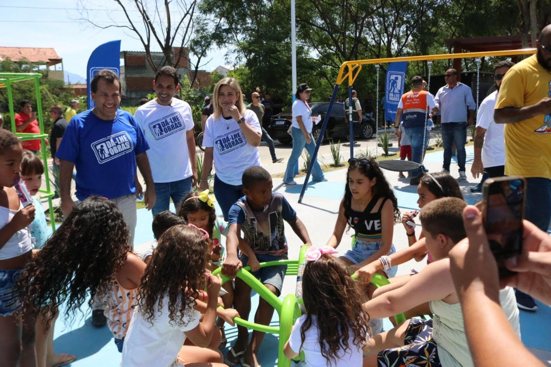 O prefeito Abra&atilde;ozinho, ao lado da vice-prefeita Fl&aacute;via Duarte e o secret&aacute;rio de Governo, Ricardo Abr&atilde;o, na inaugura&ccedil;&atilde;o das pra&ccedil;as no &uacute;ltimo s&aacute;bado (25/03) - Divulga&ccedil;&atilde;o / PMN