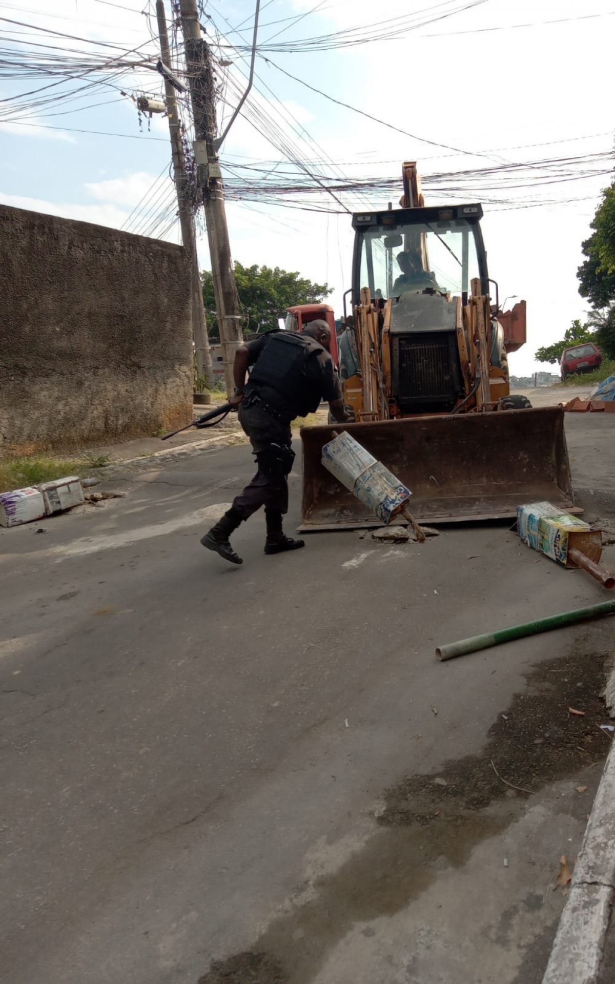5 toneladas de barricadas foram retiradas das ruas da comunidade Vila Ruth