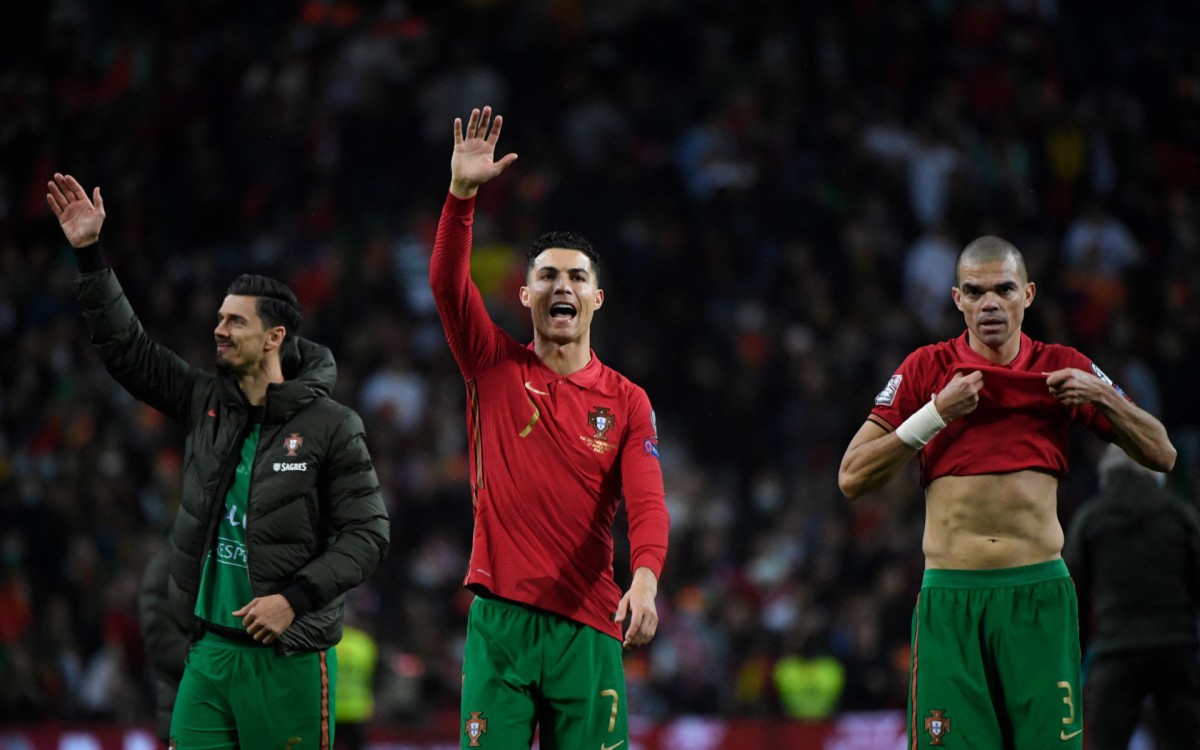 Cristiano Ronaldo e Pepe celebram a classificação de Portugal para a Copa do Mundo