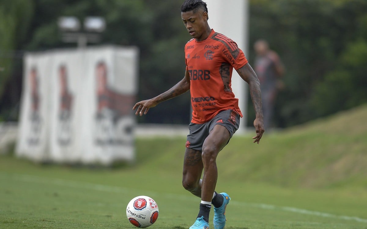Bruno Henrique returned to training with the Flamengo group on Monday