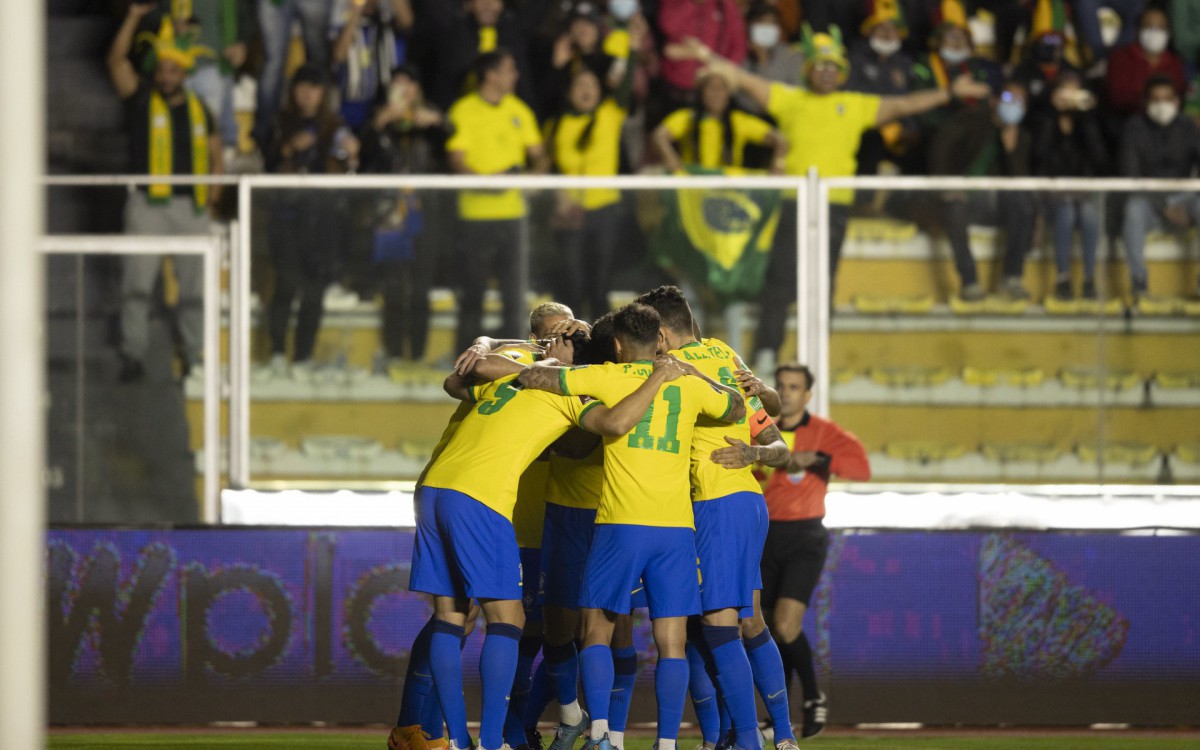 Brasil comemora o primeiro gol contra a Bolívia na última rodada das Eliminatórias da Copa do Mundo