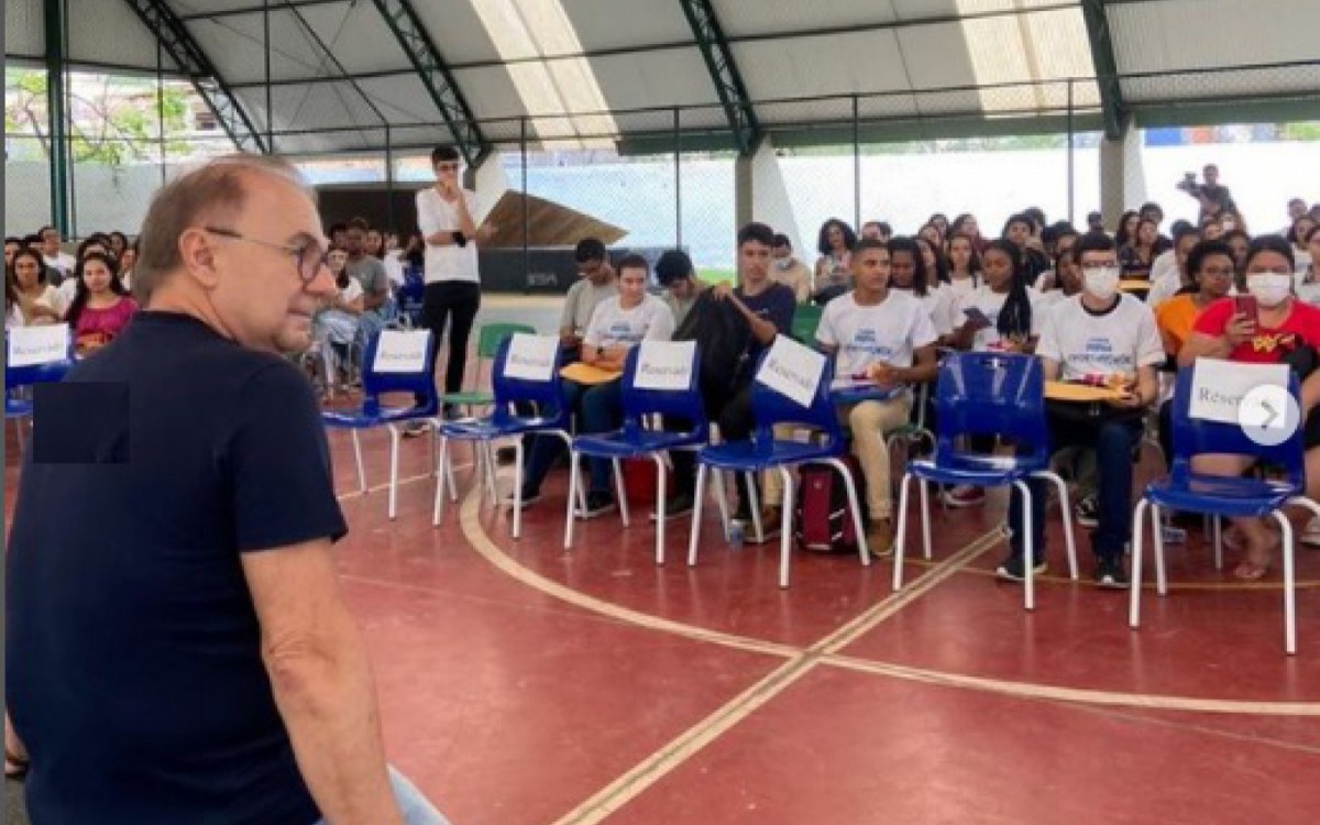 O prefeito Fernando Jordão em momento de descontração antes da cerimônia