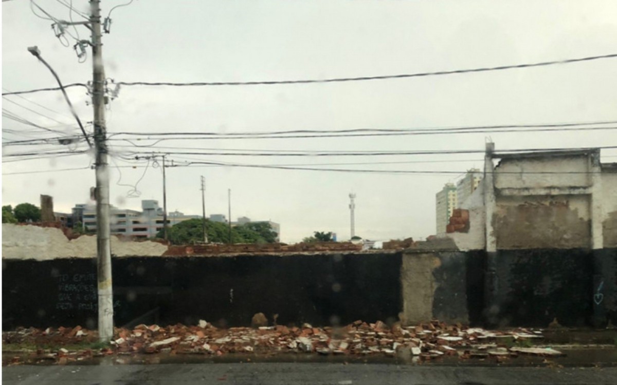 Chuva com muitos raios na noite de segunda para terça-feira assusta  moradores e derruba árvores