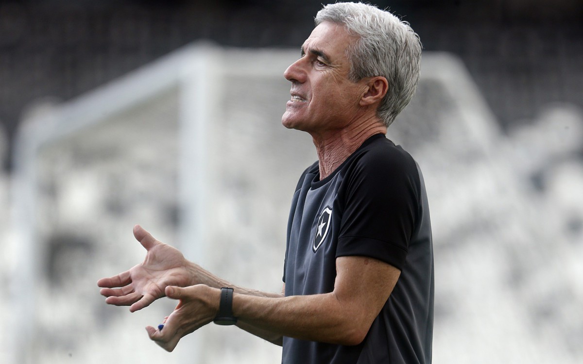  Luis Castro do Botafogo no Estadio Nilton Santos. 29 de Marco de 2022, Rio de Janeiro, RJ, Brasil. Foto: Vitor Silva/Botafogo. 
Imagem protegida pela Lei do Direito Autoral Nº 9.610, DE 19 DE FEVEREIRO DE 1998. Sendo proibido qualquer uso comercial, remunerado e manipulacao/alteracao da obra.
 - Vitor Silva/ Botafogo