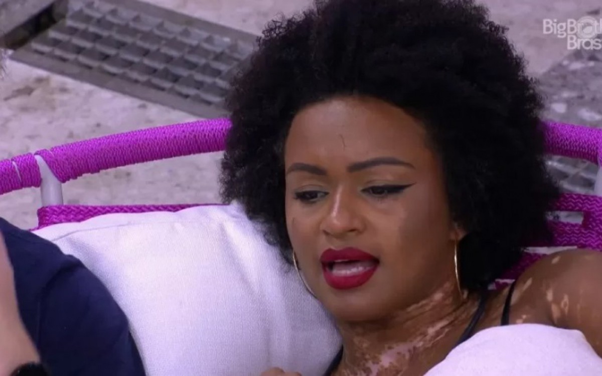 Natália reclama das comadres em conversa com Lucas na madrugada desta segunda-feira - Reprodução