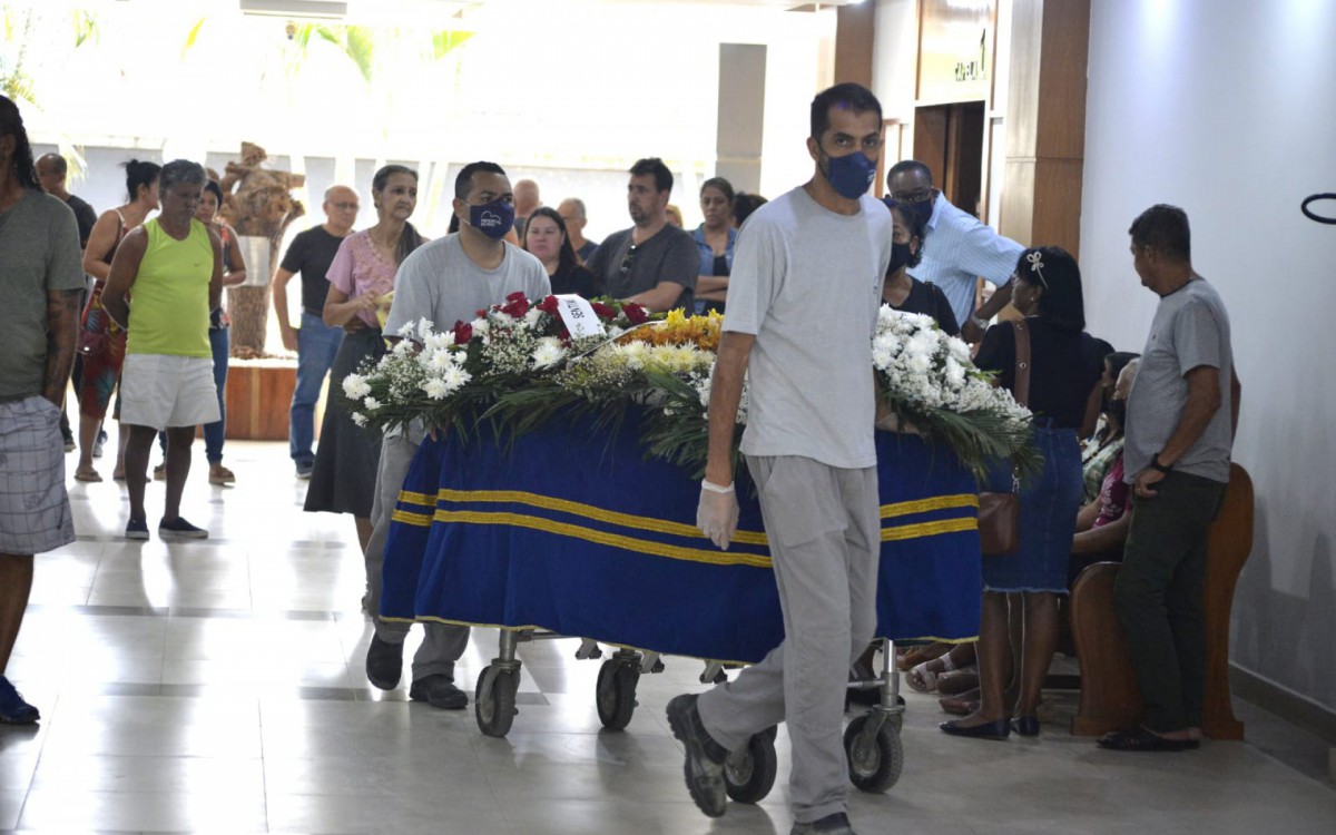 Familiares e amigos se despediram de gerente em sepultamento nesta terça-feira - Fabio Costa/Agência O Dia