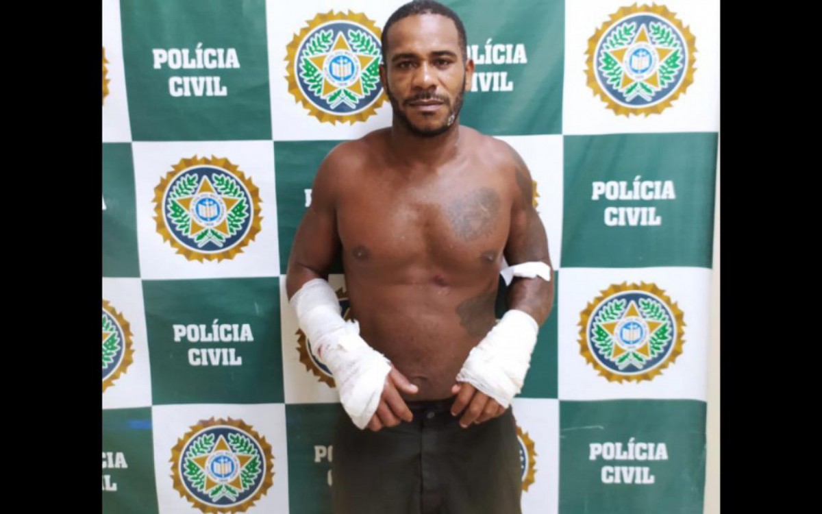 Criminoso atrapalhado tenta fugir da polícia, pula em canil e é atacado por pit bulls em Araruama - Letycia Rocha (RC24h)