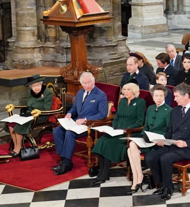 Toda a família real esteve presente durante a cerimônia, com a exceção do  príncipe Harry - AFP
