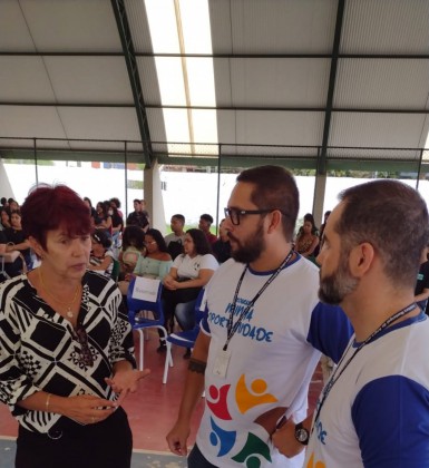 C&aacute;ssia, do CIEE, William Gama e Danilo Rodrigues, da secretaria da Juventude, comemoram o resultado do programa - Foto: Divulga&ccedil;&atilde;o