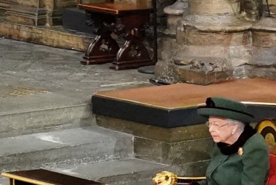 Rainha Elizabeth comparece ao primeiro compromisso público em meses após problemas de saúde