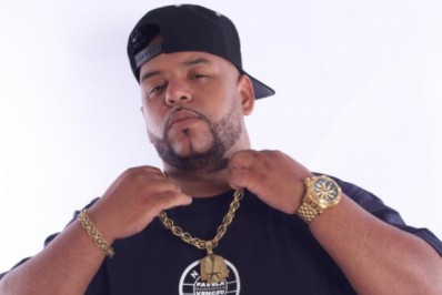 Após dancinha e 'ajuda' de Gabigol, MC Leon se emociona com jogador do Flamengo