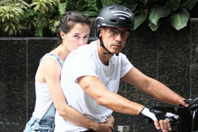 Sempre discreta, Marjorie Estiano passeia de bike com amigo