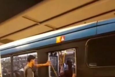 Vídeo: homem entra com caixa d'água em ônibus do BRT