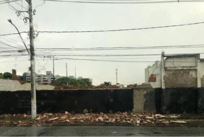 Temporal de meia hora inunda ruas, derruba árvores, assusta, mas não causa danos a moradores