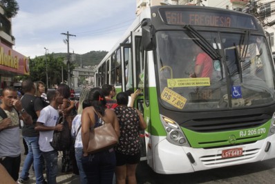 Passageiros enfrentam longas filas um dia após a greve dos rodoviários no Rio