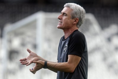Luís Castro vê talento e desejo de trabalho no Botafogo e detalha escolha pelo clube: 'Foi consciente'