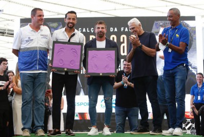 Nenê e Pedrinho colocam os pés na Calçada da Fama do Maracanã