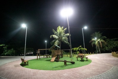 Prefeitura de Saquarema finaliza nova iluminação da Praça o Bem Estar e pretende utilizar o mesmo sistema de iluminação em LED em todo o município