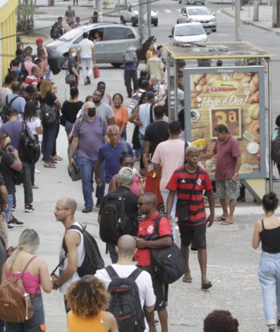 Ao lado da estação do BRT em Madureira, um ponto estava lotado de passageiros atrasados e cansados