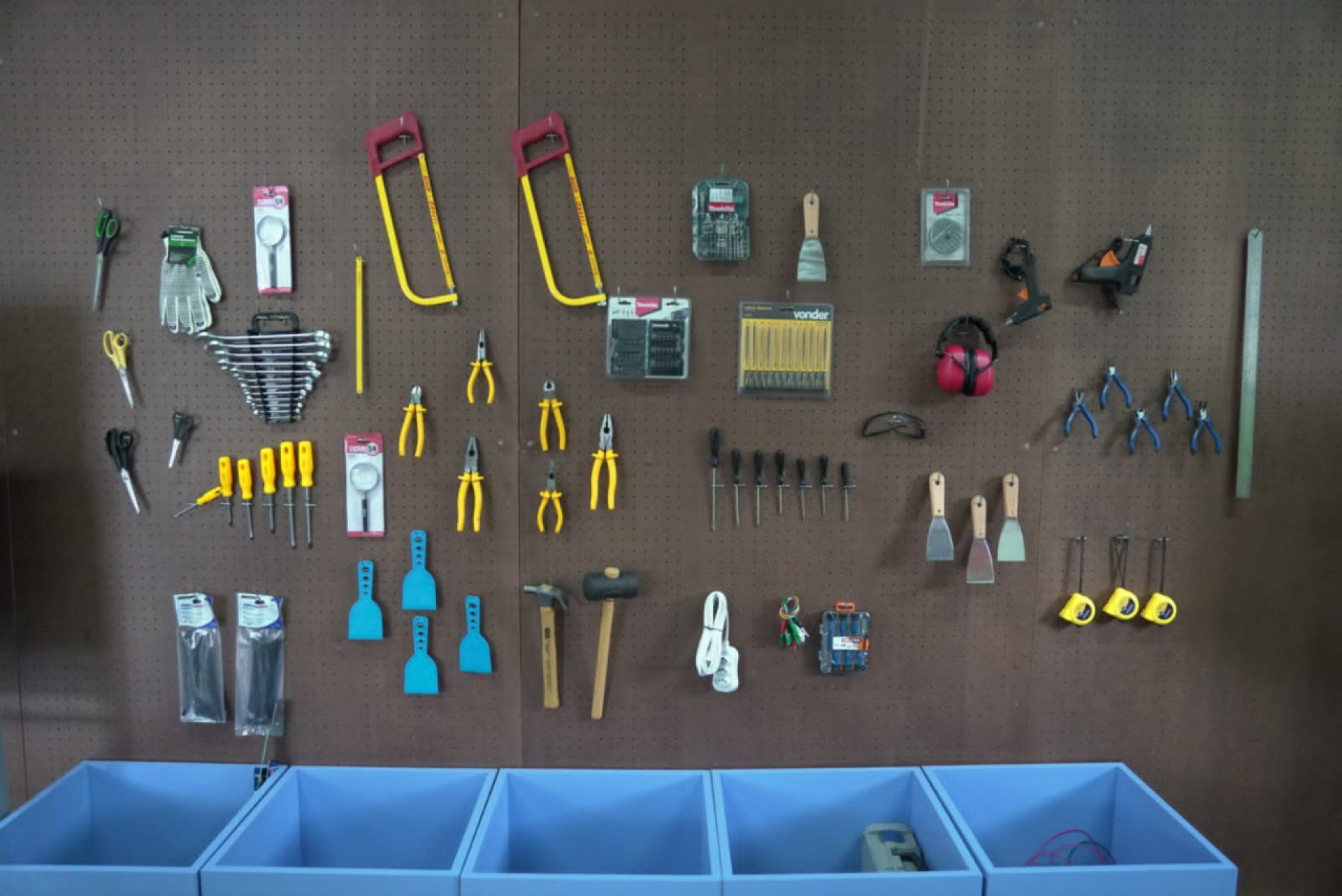 No local, foi construído um colaboratório para os alunos, que está equipado com impressora 3D, máquinas de corte e de costura, dentre outros equipamentos - Prefeitura do Rio / Divulgação