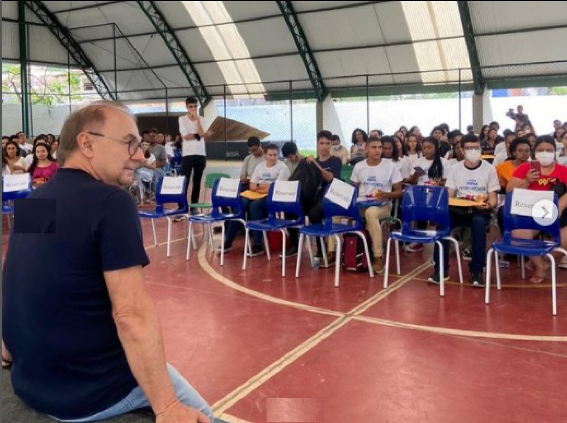 O prefeito Fernando Jord&atilde;o em momento de descontra&ccedil;&atilde;o antes da cerim&ocirc;nia - Foto: Divulga&ccedil;&atilde;o