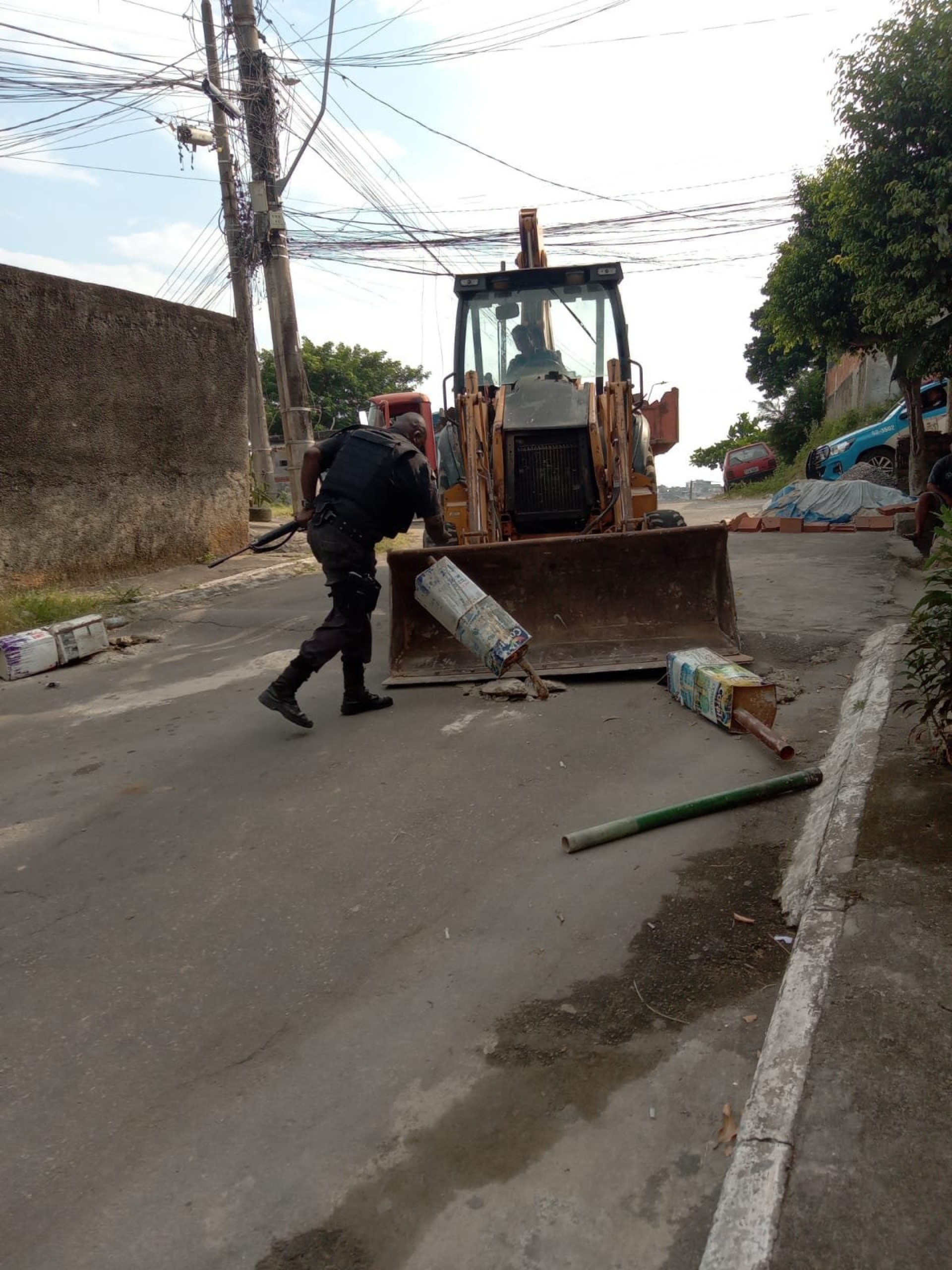5 toneladas de barricadas foram retiradas das ruas da comunidade Vila Ruth - Divulgação/ PMERJ