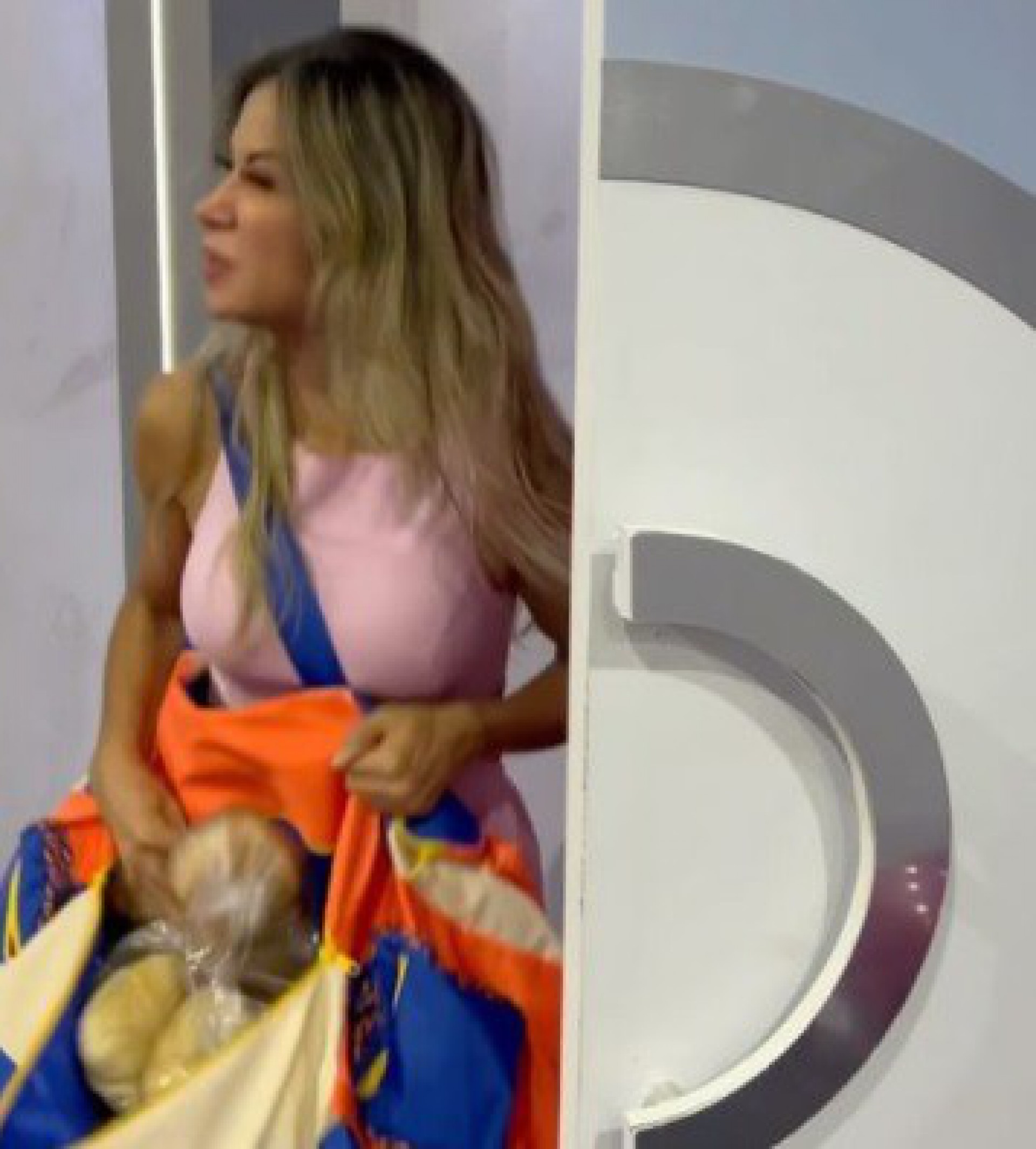 Maíra Cardi 'invade o BBB' para roubar pão - Reprodução