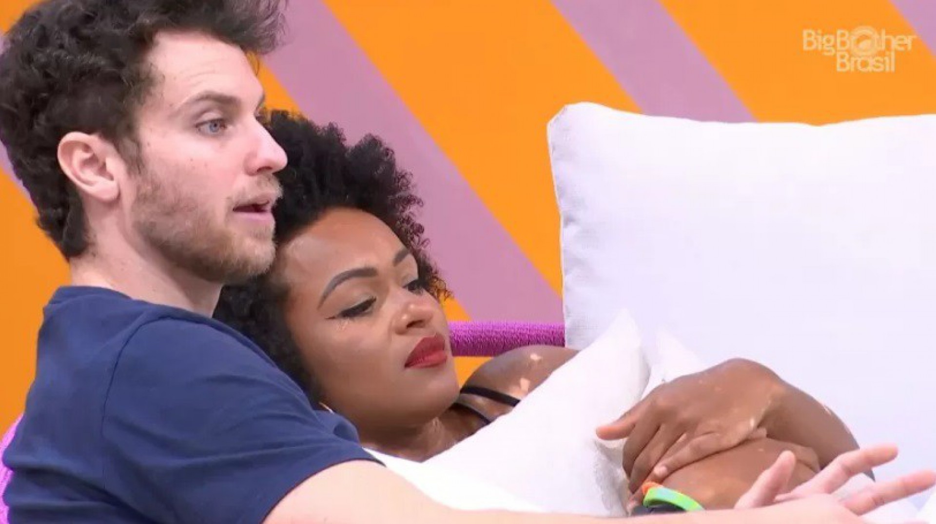 Natália reclama das comadres em conversa com Lucas na madrugada desta segunda-feira - Reprodução