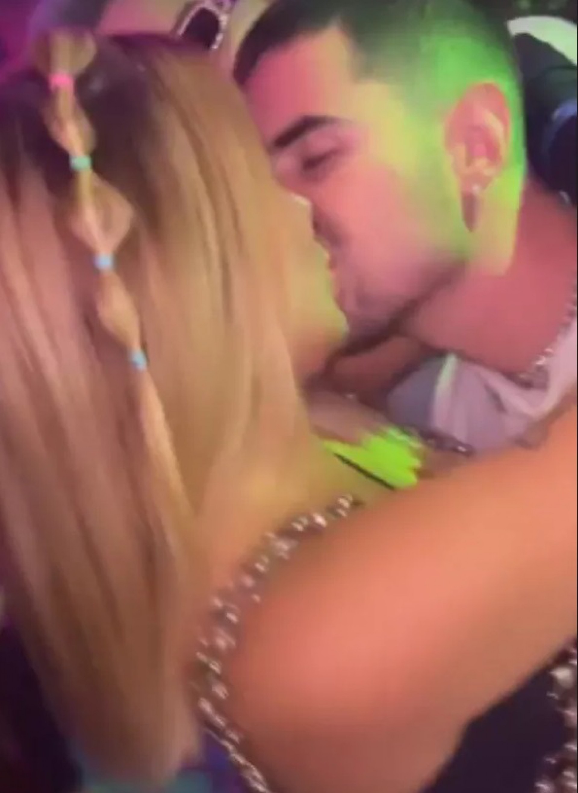 Viih Tube troca beijos com o ex-namorado Bruno Magri - reprodução de vídeo