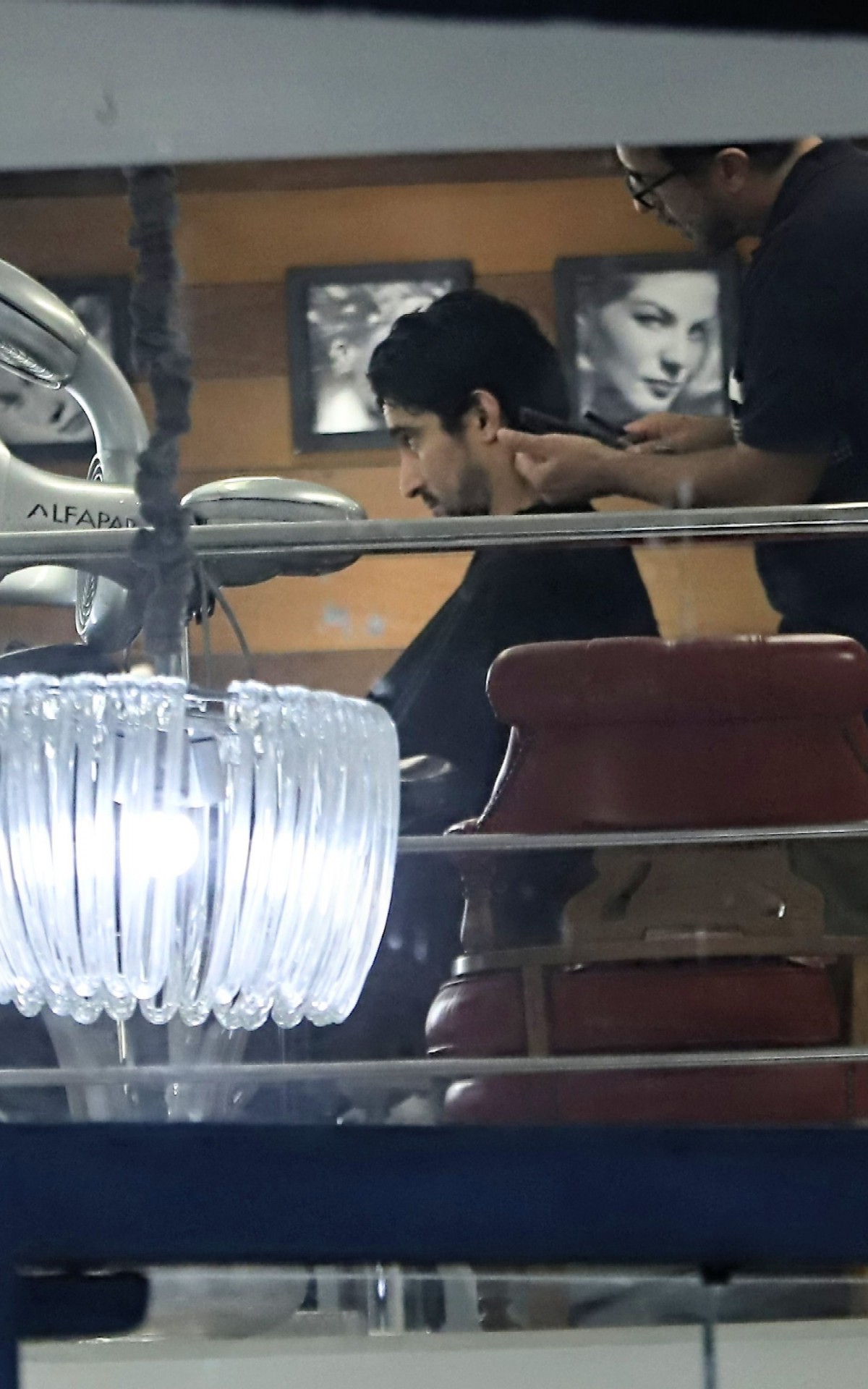 Renato G&oacute;es muda o visual em sal&atilde;o na Barra da Tijuca, na Zona Oeste do Rio, nesta quarta-feira