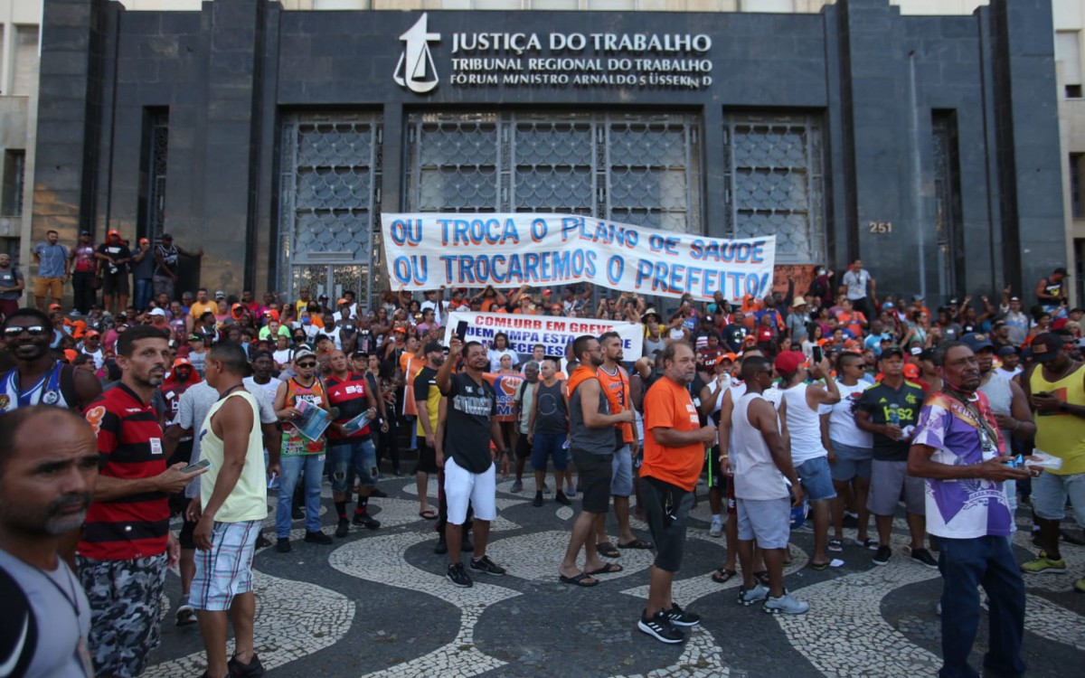Garis se reuniram em assembleia em frente a pr&eacute;dio do Tribunal do Trabalho, no Centro, na tarde desta quarta-feira (30)