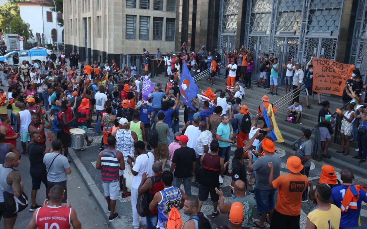 Garis se reuniram em assembleia em frente a pr&eacute;dio do Tribunal do Trabalho, no Centro, na tarde desta quarta-feira (30)