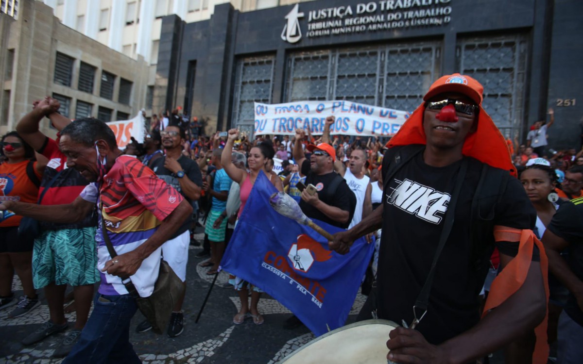 Garis se reuniram em assembleia em frente ao pr&eacute;dio do Tribunal do Trabalho, no Centro, na tarde desta quarta-feira (30)