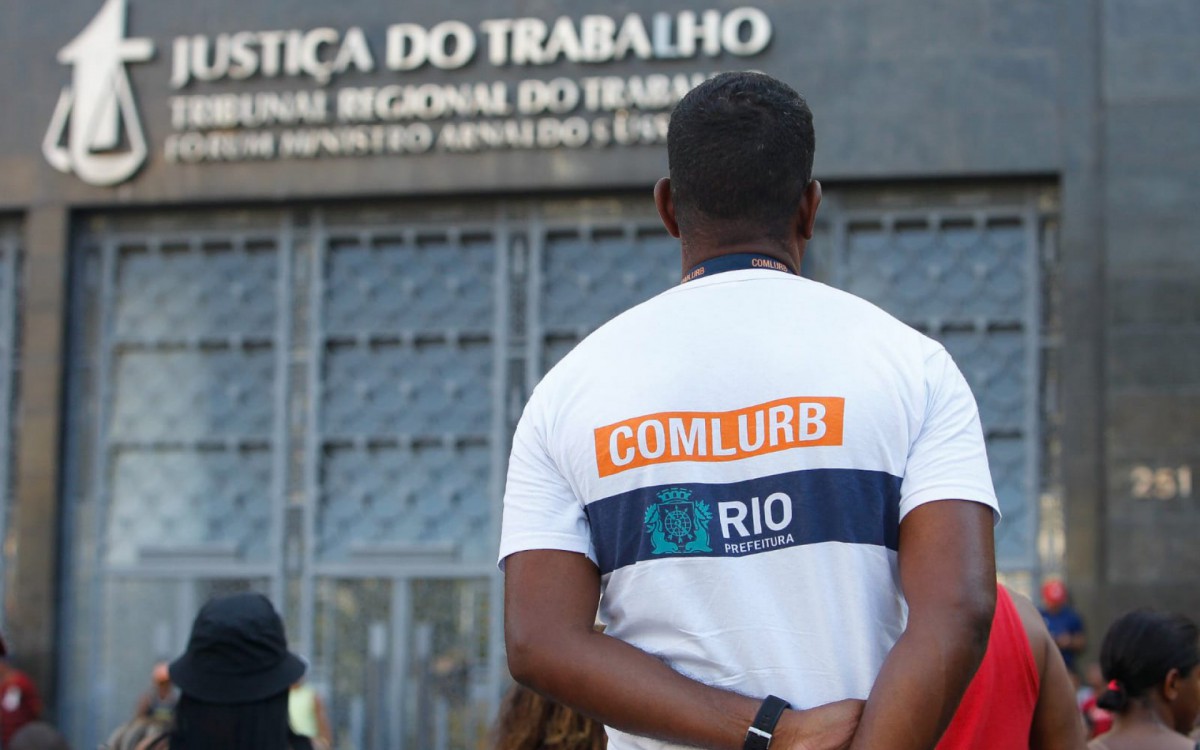 Garis se reuniram em assembleia em frente ao pr&eacute;dio do Tribunal do Trabalho, no Centro, na tarde desta quarta-feira (30)