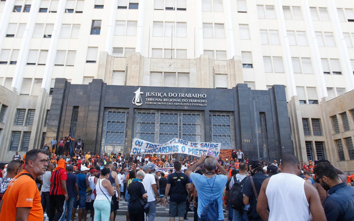 Garis se reuniram em assembleia na porta do pr&eacute;dio do Tribunal do Trabalho, no Centro, na tarde desta quarta-feira (30)
