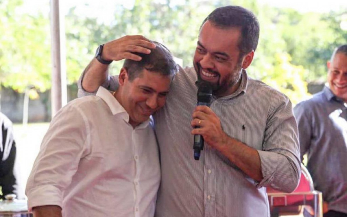 Castro e Dr Serginho, o autor do projeto que pediu a obra no Canal Itajur&uacute; 