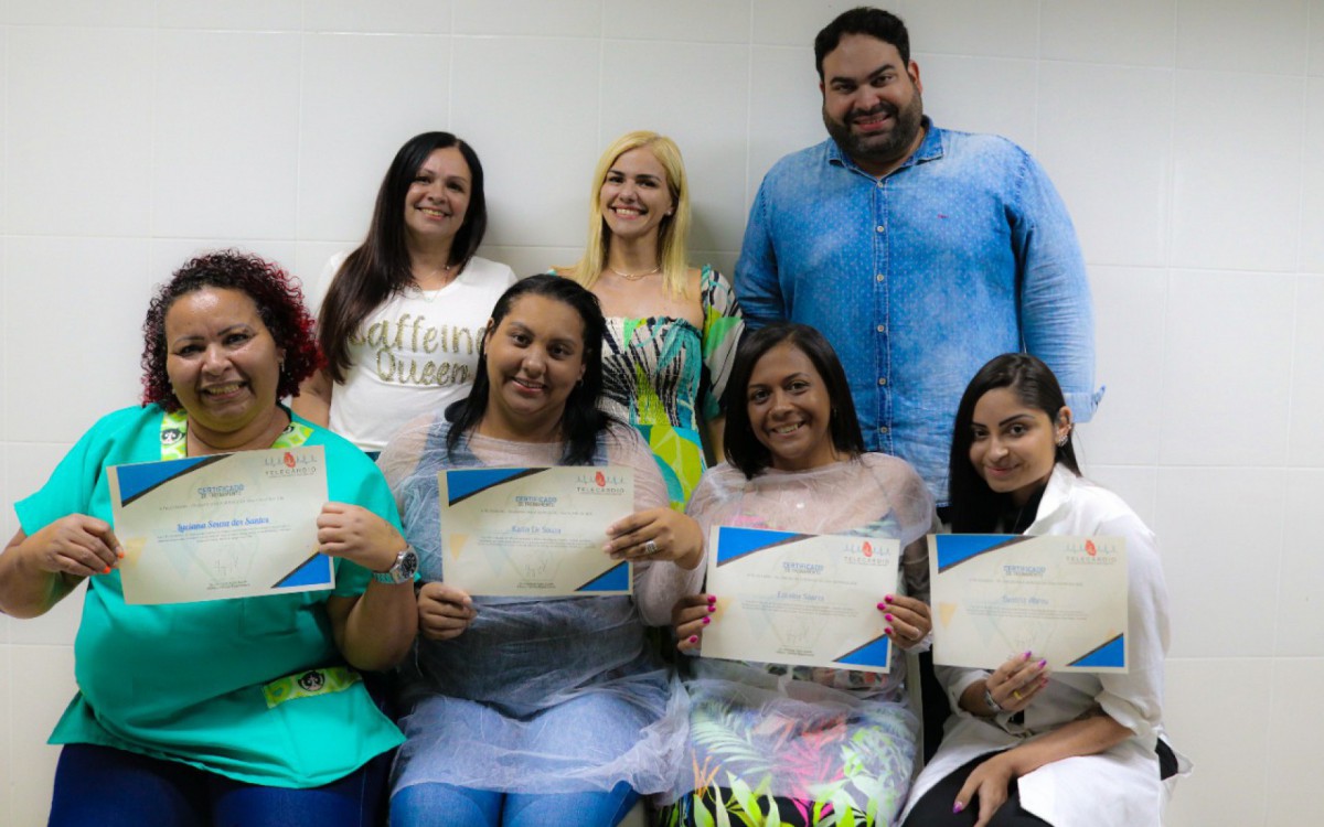 As t&eacute;cnicas de enfermagem receberam o certificado de conclus&atilde;o do curso das m&atilde;os da secret&aacute;ria de Sa&uacute;de, Lenise Monteiro, da subsecret&aacute;ria de Assist&ecirc;ncia e Vigil&acirc;ncia em Sa&uacute;de, Priscila Vianna, e do m&eacute;dico Bruno Duarte