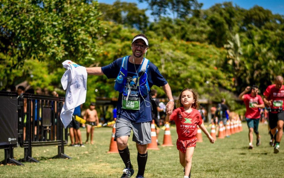 Morador de Nilópolis, Narbal Fernandes, é pai da menina autista Alícia Fernandes, de 8 anos