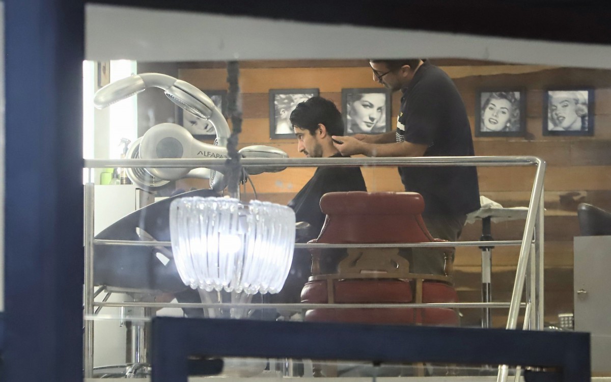 Renato G&oacute;es muda o visual em sal&atilde;o na Barra da Tijuca, na Zona Oeste do Rio, nesta quarta-feira